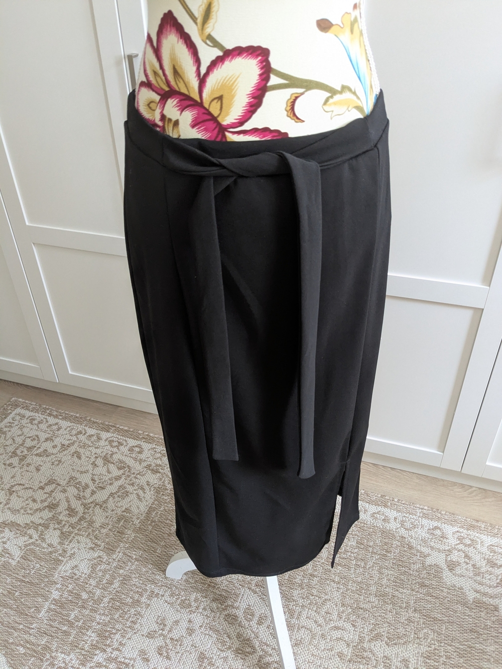 Suzy Shier Black Tie-Waist Midi Skirt